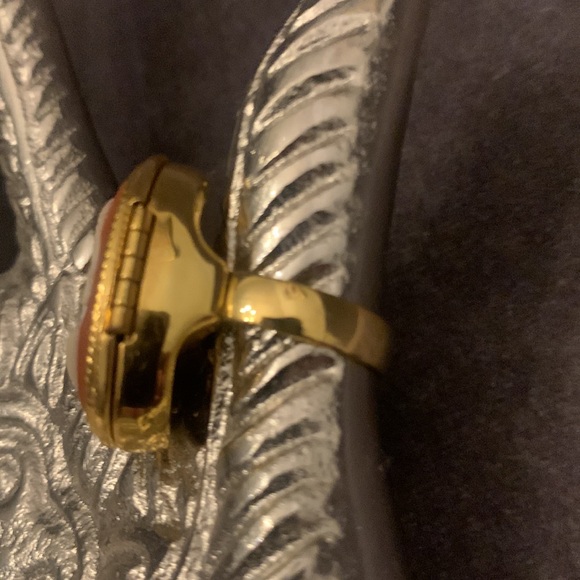 Vintage Avon Cameo Gold Poison Locket Adjustable sized ring - Picture 3 of 12